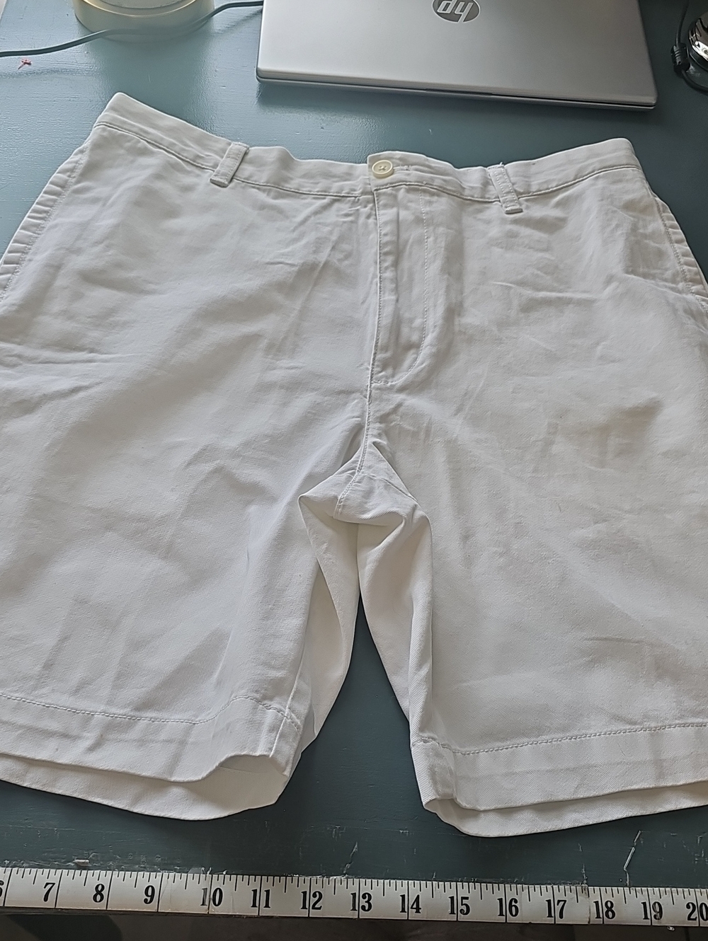 Izod Men's White Flat-Front Cotton Shorts. NWT Size 36 100% Cotton.